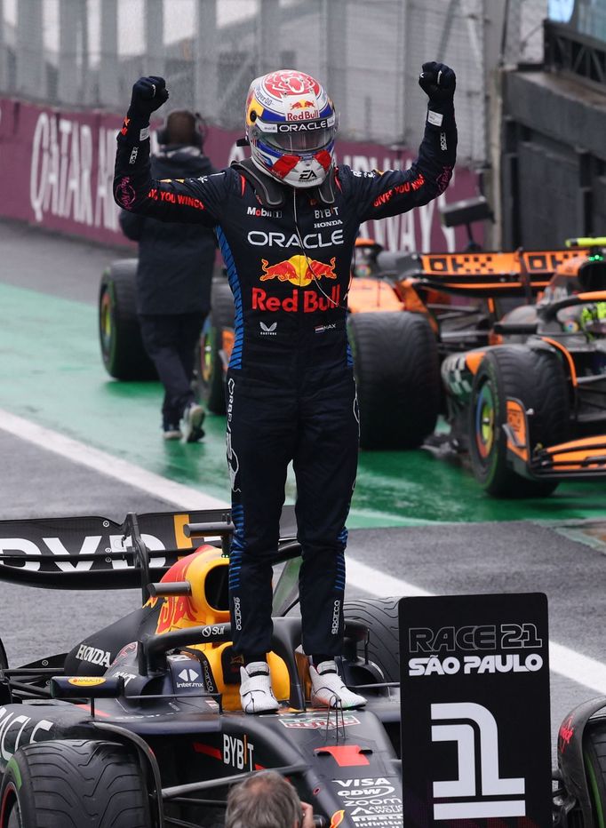 Max Verstappen z Red Bullu slaví vítězství ve VC Brazílie F1 2024