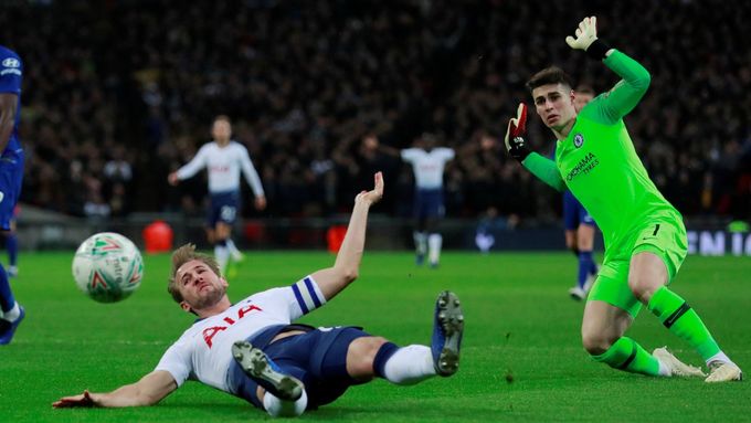 fotbal, anglický Ligový pohár, Tottenham - Chelsea, Harry Kane padá po kontaktu s Kepou Arrizabalagou v situaci, po níž se pískala sporná penalta