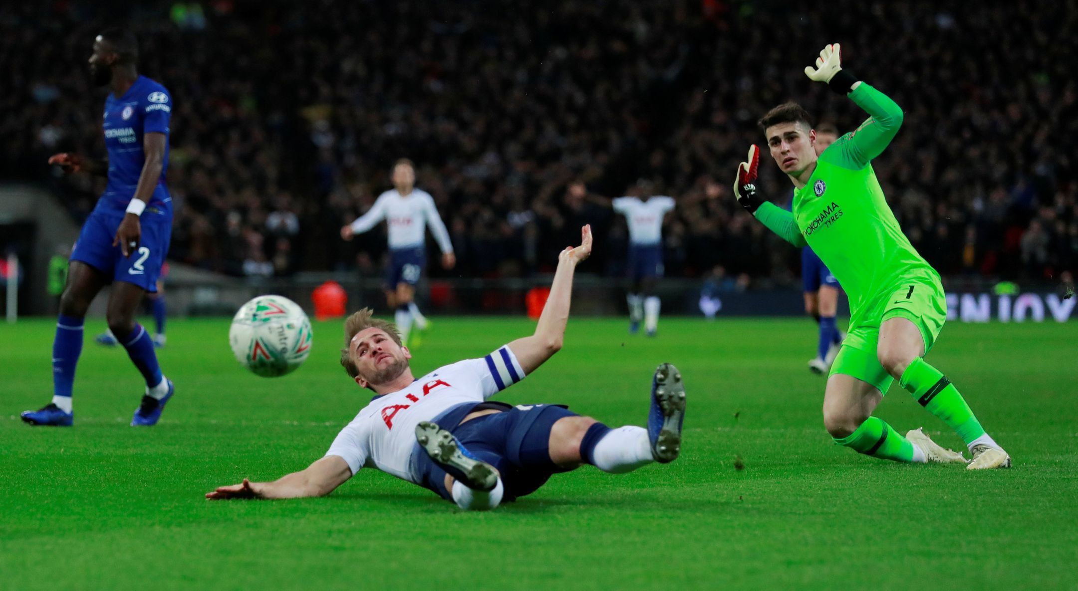 fotbal, anglický Ligový pohár, Tottenham - Chelsea, Harry Kane padá po kontaktu s Kepou Arrizabalagou v situaci, po níž se pískala sporná penalta
