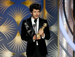 Pro svůj první Zlatý glóbus si přišel osmatřicetiletý Ben Whishaw za drama Skandál po anglicku.