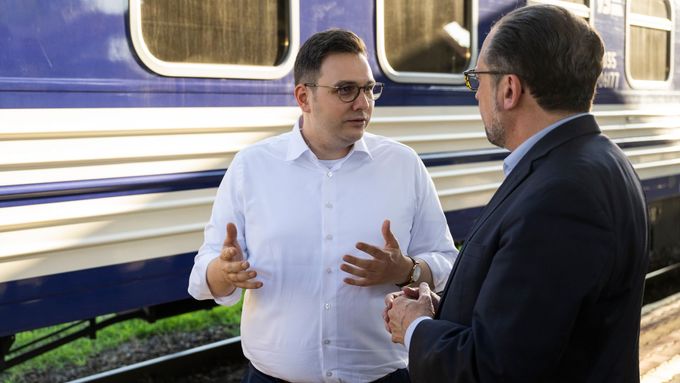 Český ministr zahraničí Jan Lipavský (vlevo) a jeho rakouský protějšek Alexander Schallenberg hovoří na vlakovém nádraží před odjezdem na Ukrajinu.