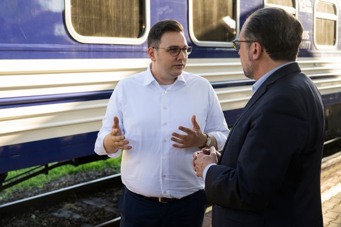 Český ministr zahraničí Jan Lipavský (vlevo) a jeho rakouský protějšek Alexander Schallenberg hovoří na vlakovém nádraží před odjezdem na Ukrajinu.