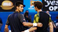 Novak Djokovič a Andy Murray se zdraví před finálovým zápasem.