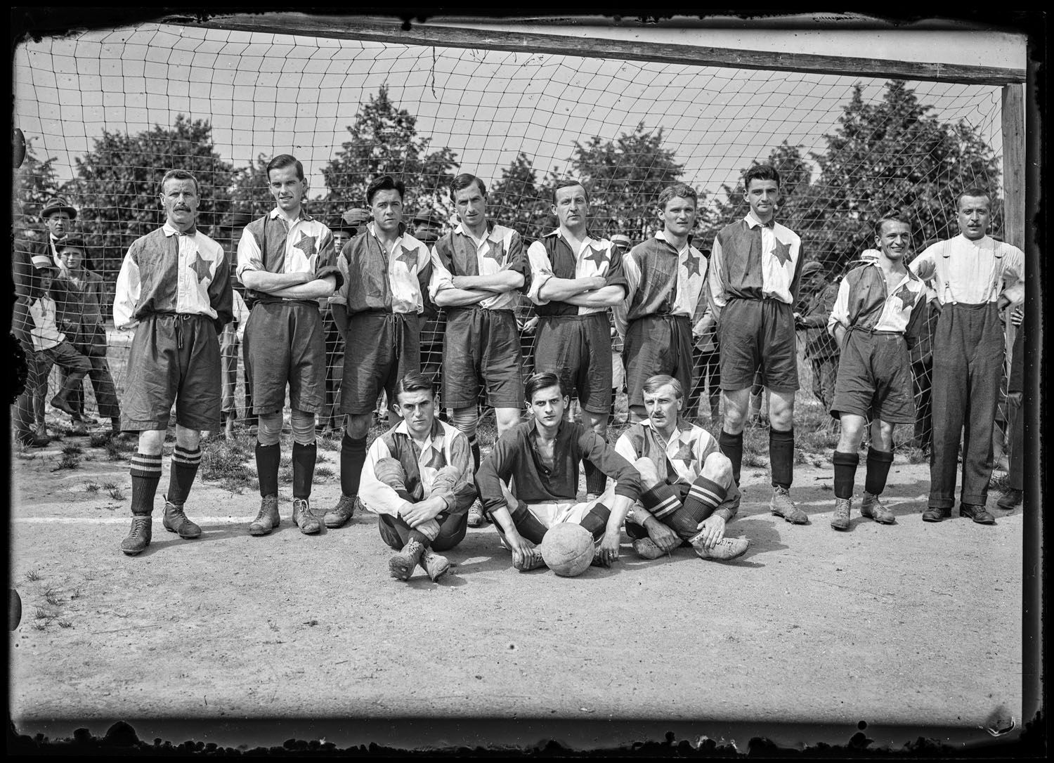 Negativy z popelnice, kniha, Martin Wágner, iniciativa, sbírka, archiv, Foto, fotografie, Magazín