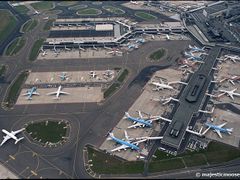 Letiště Schiphol je jedním z největších v Evropě. V souvislosti s incidentem nechystá žádné zpřísnění bezpečnostních opatření.
