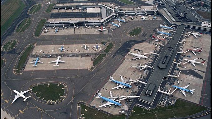 Letecký pohled na amsterdamské letiště Schiphol.