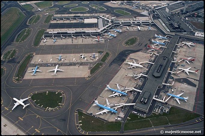 Letecký pohled na amsterdamské letiště Schiphol.