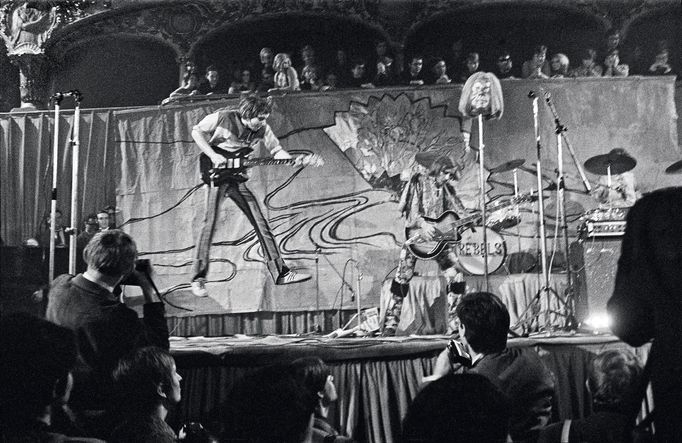 Josef Koudelka: Skupina The Rebels v pražské Lucerně, Praha, 1967.