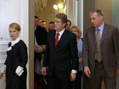 9. 1. Oficiální přijetí na Ukrajině. Mirka Topolánka přijímá premiérka Julia Tymošenková (vlevo) a prezident Viktor Juščenko (uprostřed). Následovala dlouhá jednání o plynu.