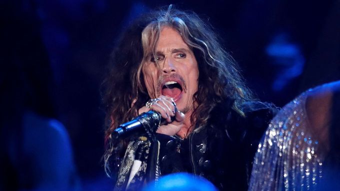 Šestasedmdesátiletý zpěvák Steven Tyler si vloni na začátku turné k 50. výročí skupiny poškodil hlasivky.