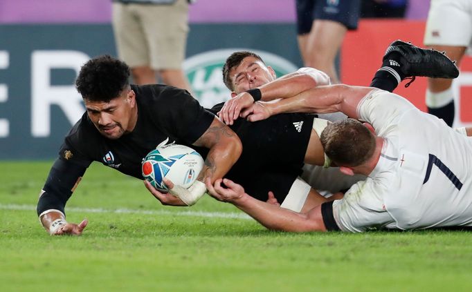 Semifinále MS v ragby 2019, Anglie - Nový Zéland: Ardie Savea pokládá první pětku Nového Zélandu po chybě Angličanů.