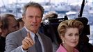 Clint Eastwood s herečkou Catherine Deneuve na festivalu Cannes v roce 1994.