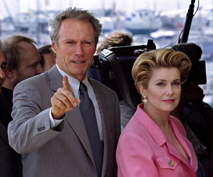 Clint Eastwood s herečkou Catherine Deneuve na festivalu Cannes v roce 1994.