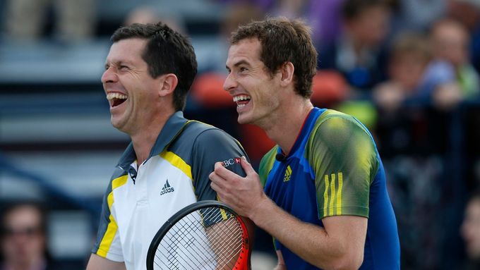 Andy Murray a Tim Henman si v exhibice na trávě v londýnském Queen's Clubu porazili český pár Ivan Lendl - Tomáš Berdych.