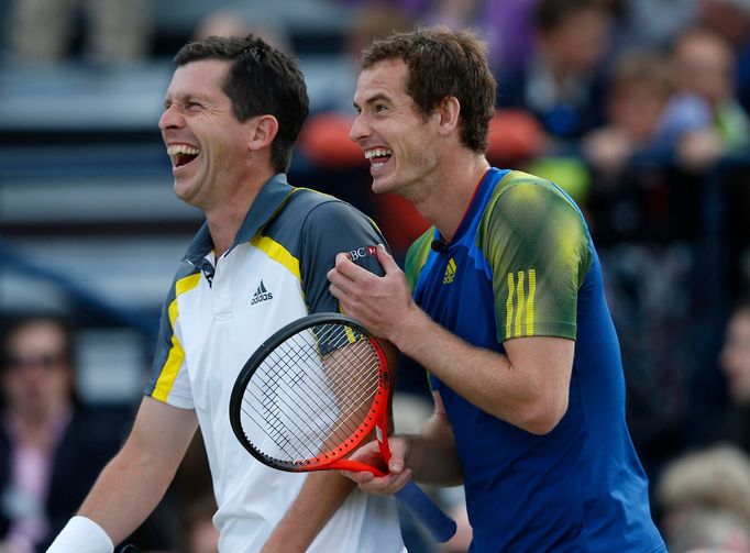 Andy Murray a Tim Henman si v exhibice na trávě v londýnském Queen's Clubu porazili český pár Ivan Lendl - Tomáš Berdych.