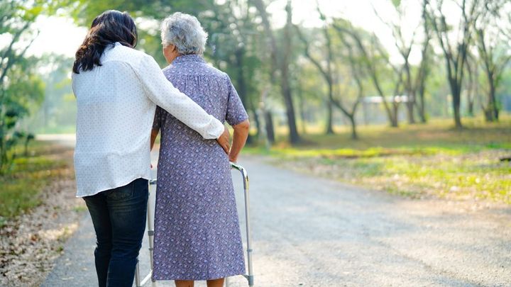 Nezodpovědné návštěvy v domech seniorů. Křičí, že si roušky nevezmou, říká ředitelka