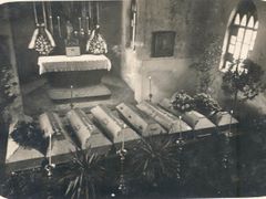 Rakve s 8 padlými legionáři v kapli v Orlové pohřbenými 26. 1. 1919