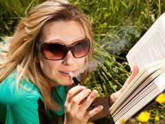 E-cigarety měly znamenat neškodné kouření a cestu k odvykání. Poslední studie však i u nich našly rakovinotvorné látky.