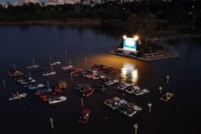 Obrazem: Izrael otevřel plovoucí kino. Na jezeře v parku lidé dodržují rozestupy