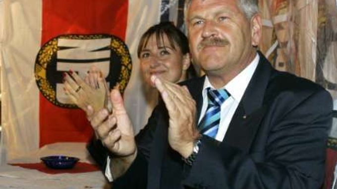 Šéf Národní demokratické strany Německa (NDP) Udo Vogt uspěl. Jeho strana získala ve volbách více než 7 procent hlasů a míří do parlamentu.