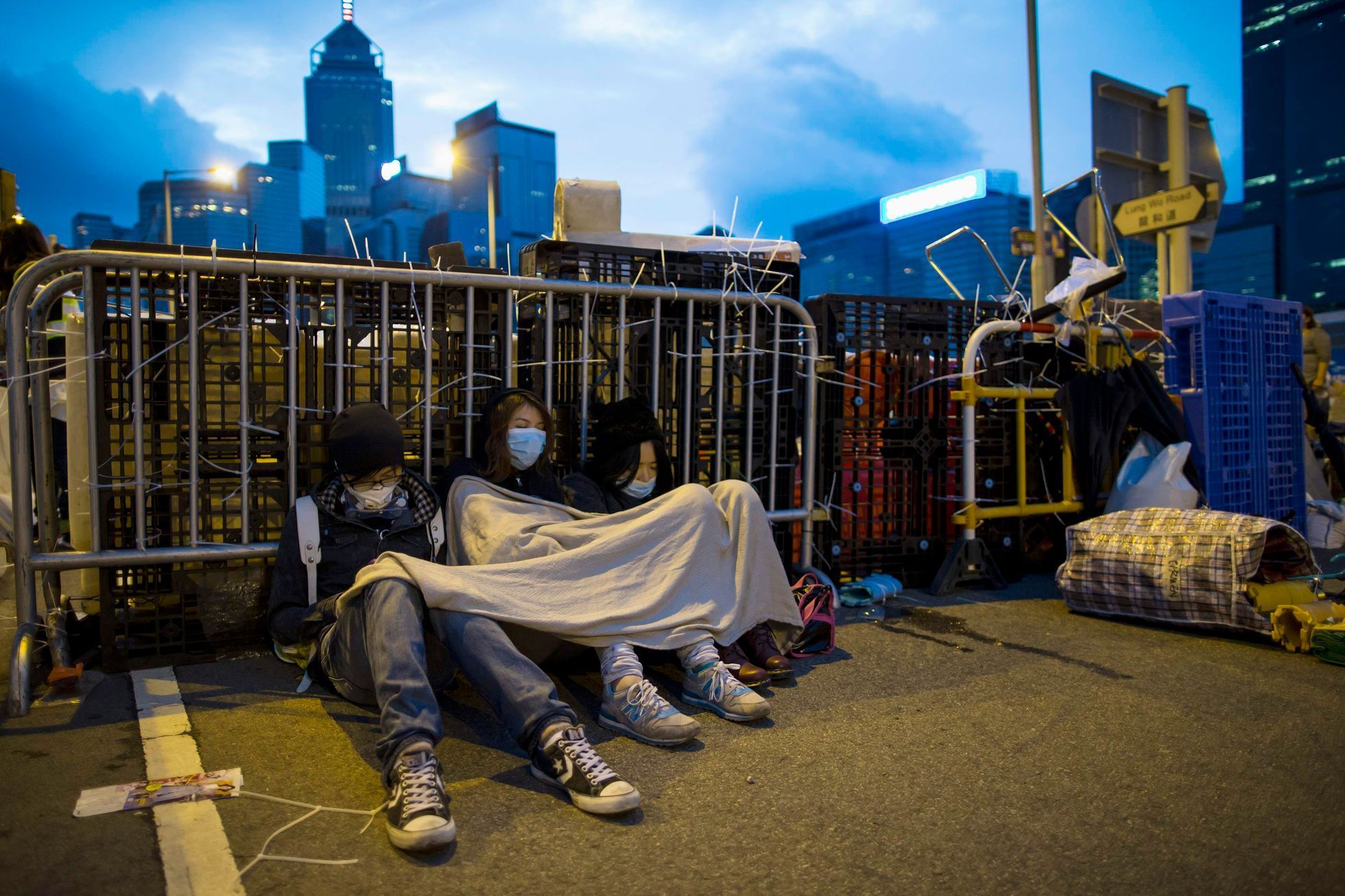 Střety demonstrantů s policisty v Hongkongu - 1. prosince