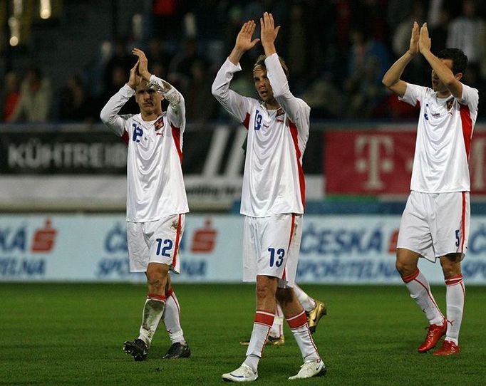 Čeští reprezentanti děkují zaplněným tribunám. Z teplického hřiště odešli unaveně s výhrou 1:0 nad Slovinskem.