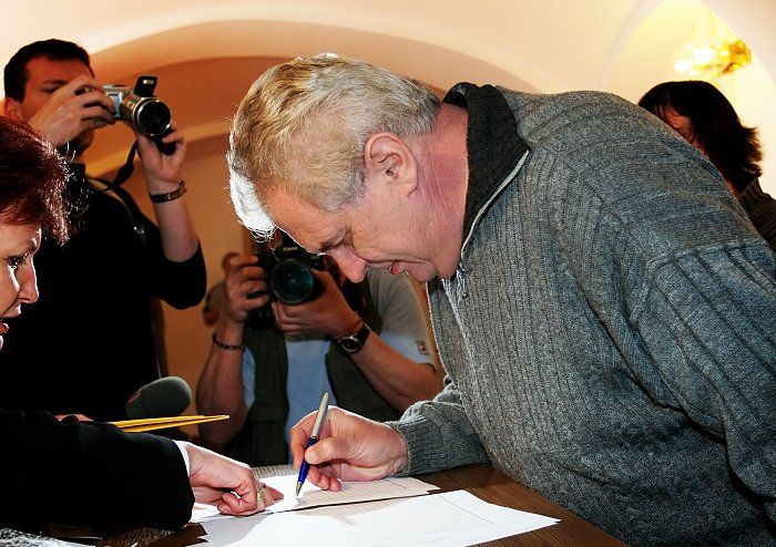 Miloš Zeman se zapisuje jako host.