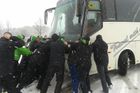 Hráči Boleslavi tlačili autobus, pak vybojovali baráž