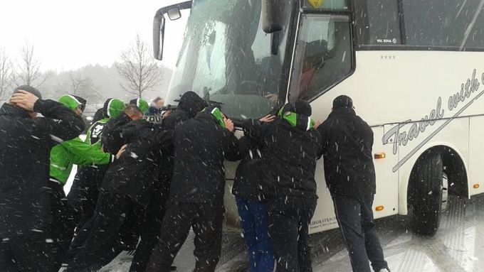 Hokejisté Mladé Boleslavi měli cestu na Vysočinu zpestřenou o tlačení autobusu