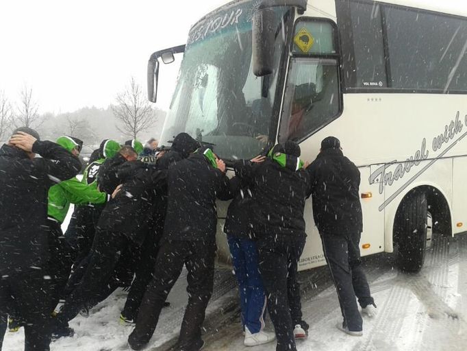 Hokejisté Boleslavi tlačí klubový autobus na cestě k semifinále 1. ligy do Třebíče