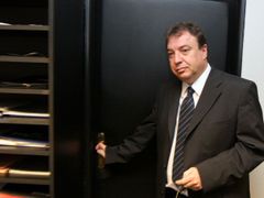 Vladimír Bártl je smutný, političtí rivalové mu zamkli kancelář