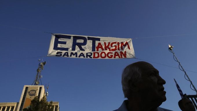 Protestující přirovnávají situaci v ERT k tomu, co se děje v Turecku. A premiéra Samarase s Erdoganem.