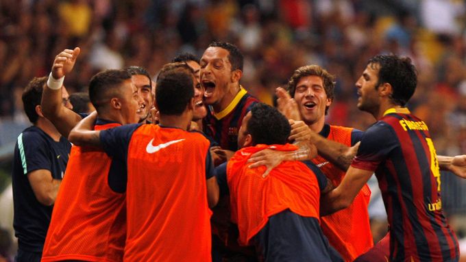 Adriano Correia slaví se svými spoluhráči z Barcelony gól proti Málaze