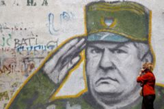 Bránil Bosnu a Srby proti džihádu. Obhájci v Haagu zachraňují generála Mladiče před doživotím