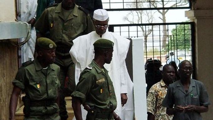 Čadský exprezident Hissene Habre (v bílém) odchází od senegalského soudu, který měl rozhodnout o jeho vydání do Belgie.
