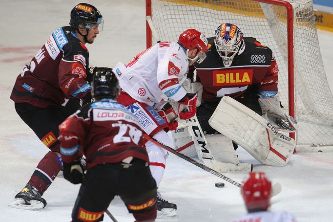 10. kolo hokejové extraligy 2020/21: Sparta - Třinec: Hra před Alexandrem Salákem.