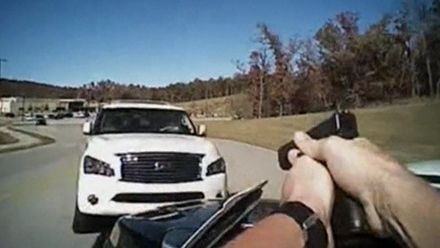 Zlodějka otočila auto a velkou rychlostí se řítila na policistu