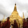 Mniši v pagodě Shwedagon