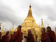 Mniši v pagodě Shwedagon, nejposvátnějším místě barmského buddhismu