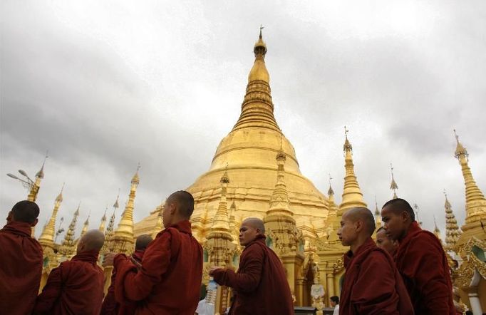 Mniši v pagodě Shwedagon, nejposvátnějším místě barmského buddhismu