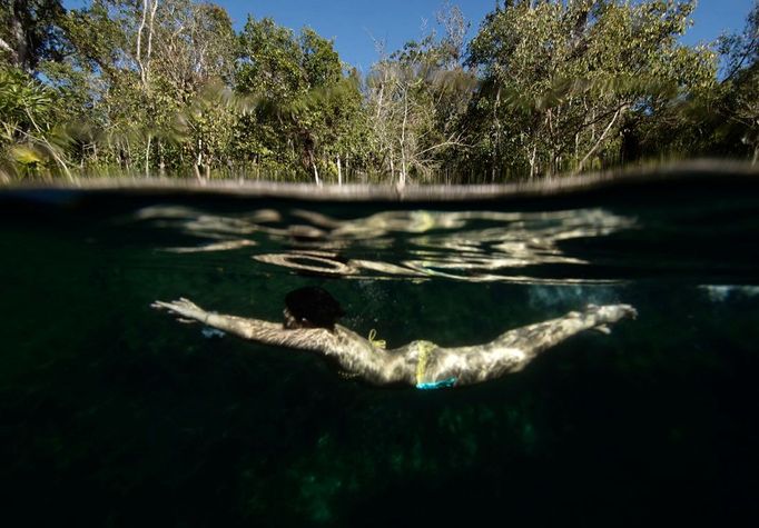 Turistka plave v laguně u ústí do La Cueva de los Peces (Jeskyně ryb) podél pobřeží Playa Giron, poblíž Zátoky prasat, 160 kilometrů jihovýchodně od Havany, hlavního města Kuby, 25. února 2012. Arabské jaro, změna v politice Spojených států a ekonomické reformy na Kubě lákají turisty, komunistické zemi zajistili jednu z jejích nejlepších sezón vůbec. Kuba uzavřela rok 2011 jako svůj nejlepší rok v turistické oblasti s 2,7 miliony návštěvníků. Experti tvrdí, že současné stavy rezervací napovídají, že toto číslo bude v následujícím roce překonáno. REUTERS/Pablo Sanchez