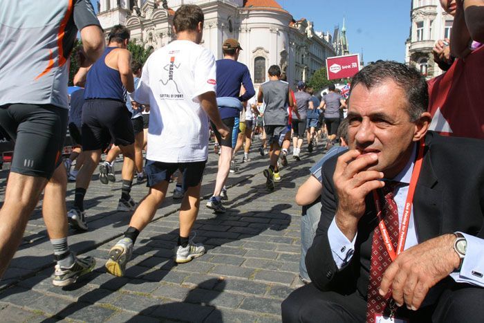 Běžci a běžkyně v ulicích Prahy