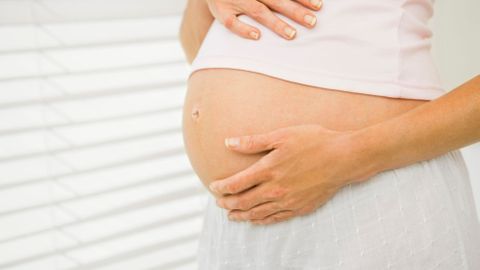 Platit za doprovod při porodu? Ombudsmanka vs. nemocnice