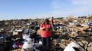 Kelli Kannady weeps after finding a box of photographs of her late husband in the rubble near what was her home in Moore, Oklahoma May 21, 2013. Rescuers went building to building in search of victims and thousands of survivors were homeless on Tuesday after a massive tornado tore through the Oklahoma City suburb of Moore, wiping out whole blocks of homes and killing at least 24 people. Kannady's husband was not killed during the tornado. REUTERS/Rick Wilking (UNITED STATES - Tags: DISASTER ENVIRONMENT TPX IMAGES OF THE DAY) Published: Kvě. 22, 2013, 1:07 dop.