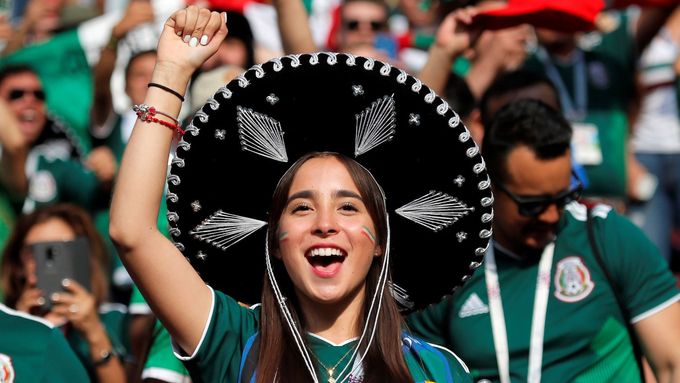 Mexičtí fanoušci pomohli hned po prvním zápase na světovém šampionátu slavit velké překvapení, triumf nad Německem. Švýcaři zase zaskočili remízou 1:1 tým Brazílie.