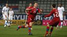 Čeští fotbalisté David Lafata a Vladimír Darida slaví gól v přátelském utkáním se Slovenskem v listopadu 2012.