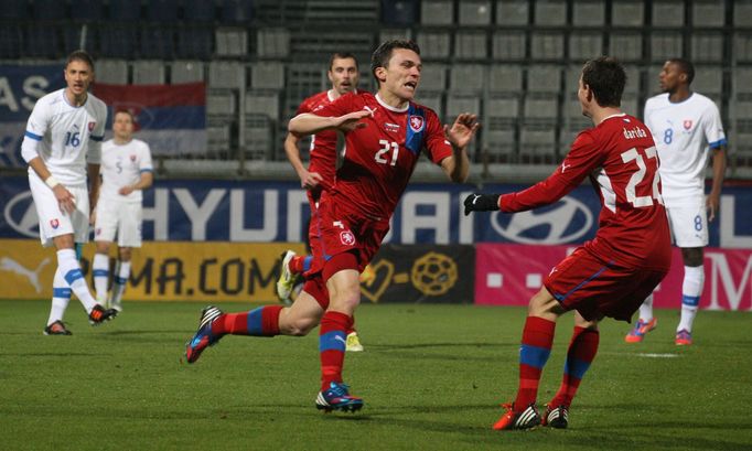 Čeští fotbalisté David Lafata a Vladimír Darida slaví gól v přátelském utkáním se Slovenskem v listopadu 2012.