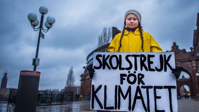 Protesty podnítila patnáctiletá švédská studentka Greta Thunbergová, která spílala politikům na klimatické konferenci.