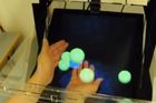 Microsoft testuje holografický stůl HoloDesk, podívejte