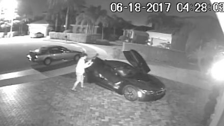 Muži vykradli luxusní auto. Na útěku zloděje zastavily padající kalhoty